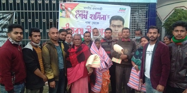 মণিরামপুর দোলখোলা মন্দিরে লেখক ভট্টাচার্যের পক্ষে কম্বল বিতরন