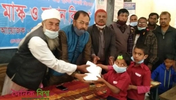 ডুমুরিয়ায় চেয়ারম‍্যান মোল্ল‍্যা মাহবুবুর রহমানের উদ‍্যেগে শিশু শিক্ষার্থীদের মাক্স সাবান ও খাবার বিতরণ