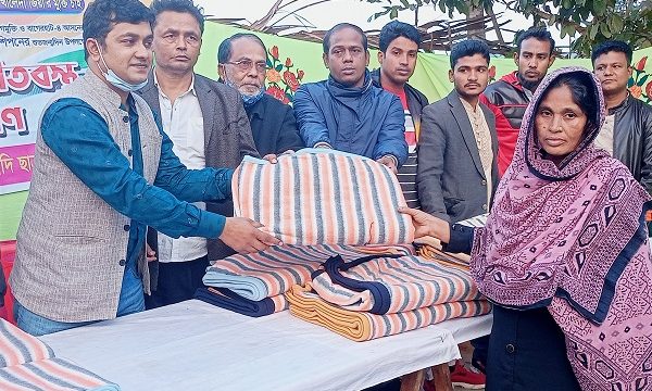 বাগেরহাটের মোরেলগঞ্জে বিএনপির শীতবস্ত্র বিতরণ