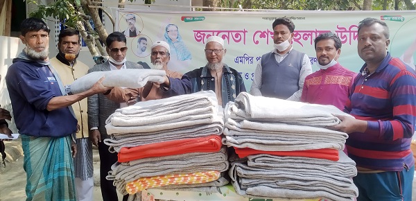 মোড়েলগঞ্জে শেখ হেলাল উদ্দিন এমপি’র পক্ষে শীতবস্ত্র বিতরণ