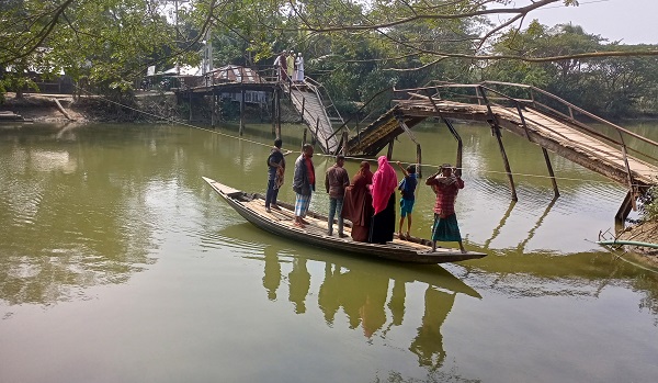 মোড়েলগঞ্জে পুল ভেঙ্গে ইজিবাইক খালে, শিক্ষার্থীসহ জনসাধারণের ভোগান্তি চরমে