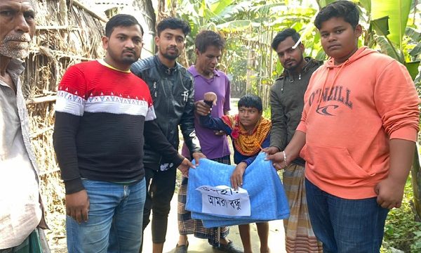 তালায়  শিশুদের মাঝে আমরা বন্ধু’র শীতবস্ত্র উপহার