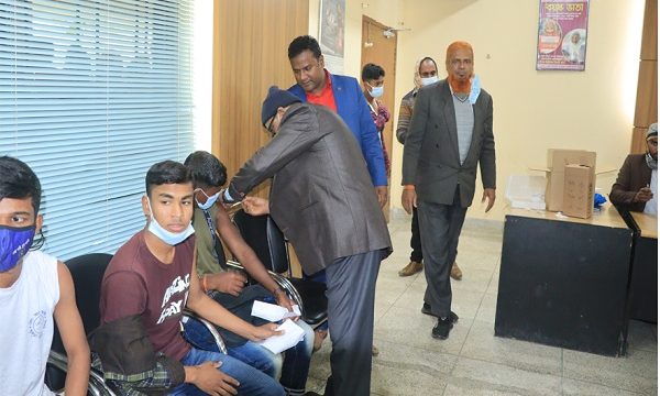 তালায় ১২ থেকে ১৮ বছর বয়সের শিক্ষার্থীদের মাঝে টিকা কার্যক্রমের উদ্বোধন