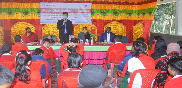 তালায় শিক্ষার্থীদের মাঝে মাস্ক বিতরণ