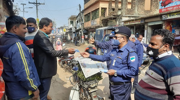 তালায় মাস্ক পরা বাস্তবায়নে পুলিশ আবার মাঠে