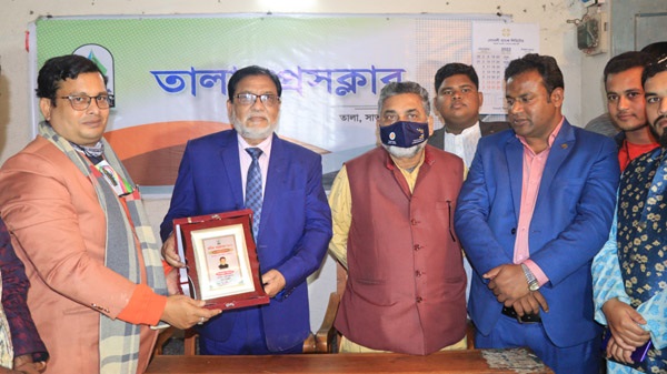 তালা প্রেসক্লাবের পক্ষ থেকে জেলা পরিষদের চেয়ারম্যানকে সম্মাননা প্রদান