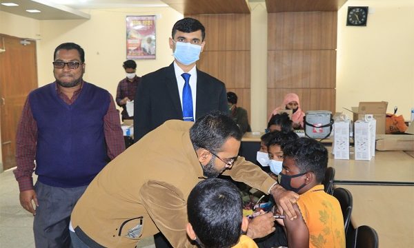 তালায় শিক্ষার্থীদের টিকাদান কার্যক্রম পরিদর্শন করেছেন ইউএনও