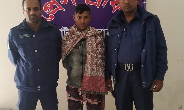 মোল্লাহাটে পুলিশের অভিযানে ফেন্সিডিল ও গাঁজাসহ দুই মাদক কারবারী গ্রেপ্তার