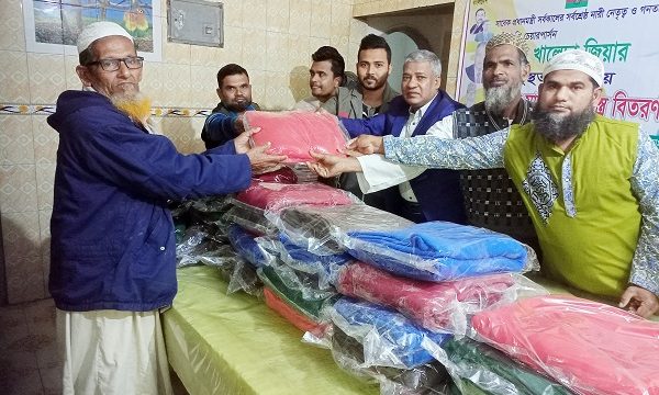মোরেলগঞ্জে তাঁতীদলের উদ্যোগে শীতবস্ত্র বিতরণ