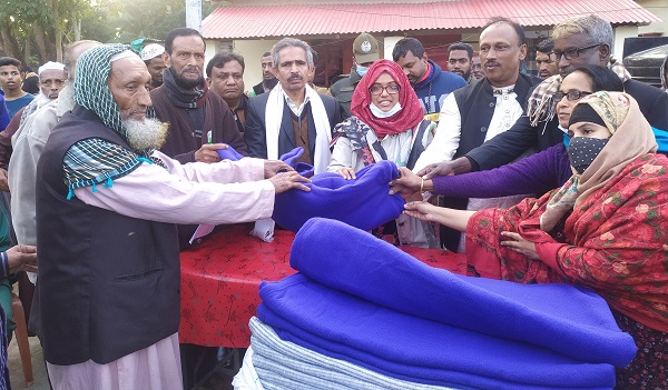 চিতলমারীতে দুঃস্থদের মাঝে শীতবস্ত্র বিতরণ
