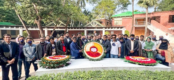 জাতির পিতার সমাধিসৌধে অফিসার্স এসোসিয়েশন কুয়েট এর শ্রদ্ধা নিবেদন