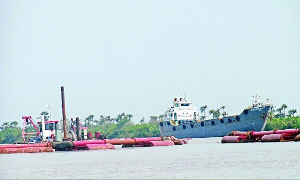 মোংলা-ঘোষিয়াখালী চ্যানেলের নাব্যতা রক্ষায় খননকৃত মাটি ফেলতে জমি অধিগ্রহণই ভরসা