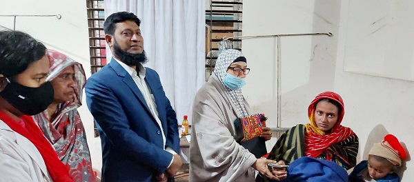 কাউখালীতে অসহায় প্রসূতি নারী চিকিৎসার দায়িত্ব নিলেন নার্গিস আক্তার হাদিয়া