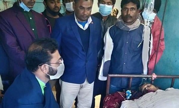 পাইকগাছায় যুবলীগ নেতার অসুস্থ মায়ের পাশে জেলা আ’লীগ নেতা ইঞ্জিঃ প্রেম কুমার