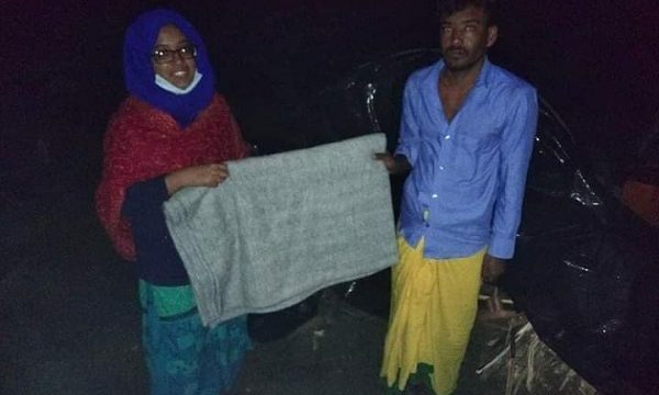 শীতের রাতে ছিন্নমূল মানুষের গায়ে কম্বল পরিয়ে দিলেন চিতলমারীর ইউএনও