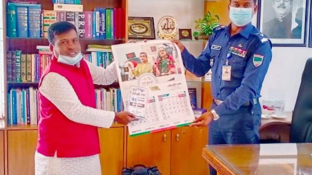 ভোরের দর্পণের সমৃদ্ধি কামনা করলেন খুলনা জেলা পুলিশ সুপার