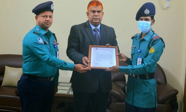 সার্জেন্ট রেকসনাকে আইজিপি’র সহধর্মীনির অভিনন্দন পত্র