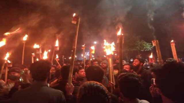 মধ্যরাতে শাবিপ্রবিতে শিক্ষার্থীদের মশাল মিছিল