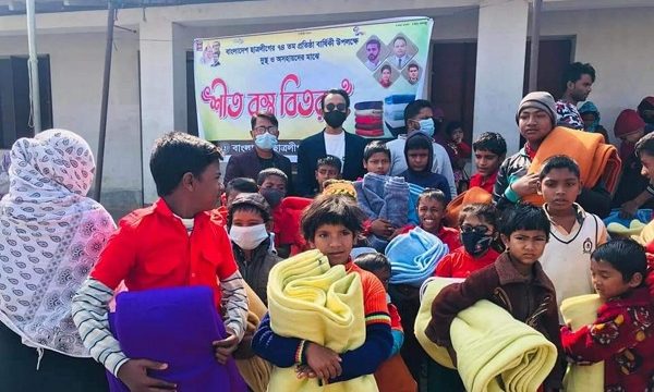 কয়রায় প্রতিবন্ধী ও অটিষ্টিক শিশুদের মাঝে শীত বস্ত্র বিতরণ করলেন ছাত্রলীগ