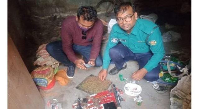 পাবলায় রিভলবার, গুলি ও বোমা সদৃশ্য বস্তু উদ্ধার