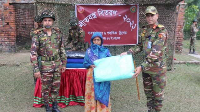 ফুলতলার বেজেরডাঙ্গায় সেনাবাহিনীর শীতবস্ত্র বিতরণ