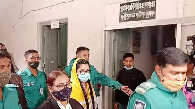 মাদক মামলায় আদালতের হাজিরা দিয়েছেন পরীমনি