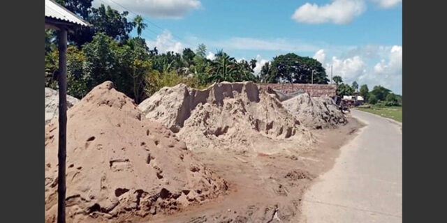 তালার মাগুরা পশু হাটের জমিতে রাতের আঁধারে চলছে ঘেরা-বেড়ার কাজ