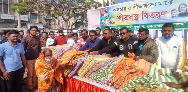 নগর যুবলীগের শীতবস্ত্র বিতরণ কালে মেয়র