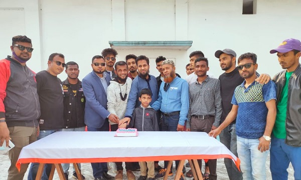 আছিয়া মেমোরিয়াল ক্রীড়া চক্রের ১৩তম প্রতিষ্ঠাবার্ষিকীতে কেক কাঁটা ও দোয়া
