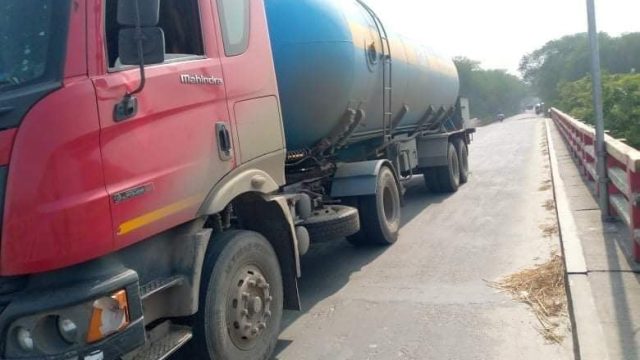 ভারী যানবাহন চলাচলে ঝুঁকির মুখে বটিয়াঘাটা ব্রীজ