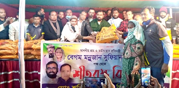 শ্রম প্রতিমন্ত্রীর পক্ষে সেচ্ছাসেবকলীগ নেতা প্রিন্সের শীতবস্ত্র বিতরণ