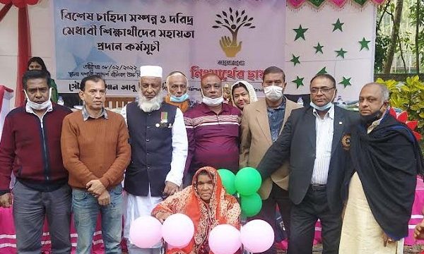বাগেরহাটে হুইল চেয়ার ও শিক্ষার্থীদের মাঝে উপকরণ বিতরণ