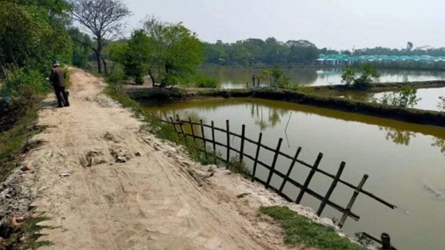 ডুমুরিয়ায় সামান্য বৃষ্টির পানিতে রাস্তায় পানি জমে কাঁদা সৃষ্টি