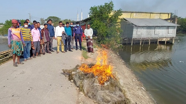 ডুমুরিয়ায় অবৈধ কারেন্ট জাল জব্দ; আগুনে পুড়িয়ে বিনষ্ট