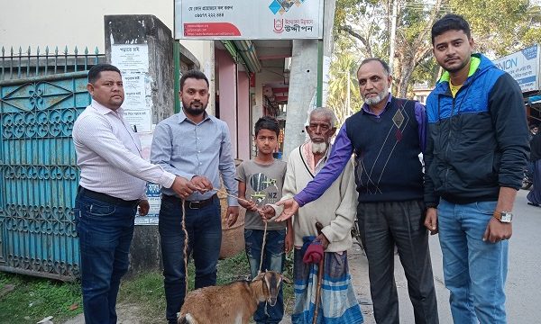 মোল্লাহাটে দুটি পরিবারকে বিনামূল্যে উদ্দীপনের ছাগল প্রদান