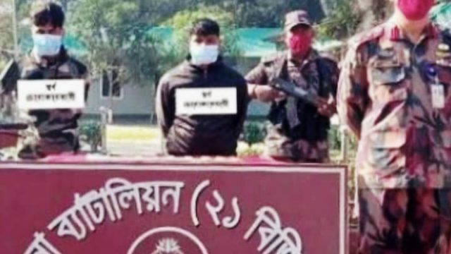 ভারতে পাচারের সময় বেনাপোল সীমান্তে ২০ পিচ স্বর্ণের বারসহ দুই চোরাকারবারী আটক