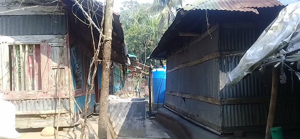 মোড়েলগঞ্জে অবরুদ্ধ একটি দিনমজুর কৃষক পরিবার