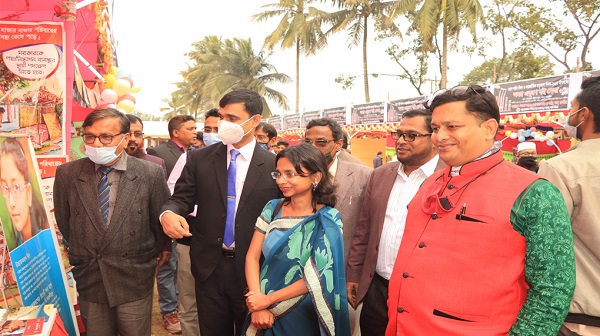 তালায় একুশে বইমেলার স্টল পরিদর্শন করেন স্থানীয় সরকার বিভাগের উপ-পরিচালক