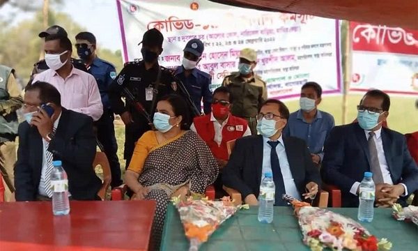 দুবলার চরের জেলেদের মাঝে করোনার টিকা উদ্ধোধন করলেন: স্বাস্থ্য অধিদপ্তরের ডিজি