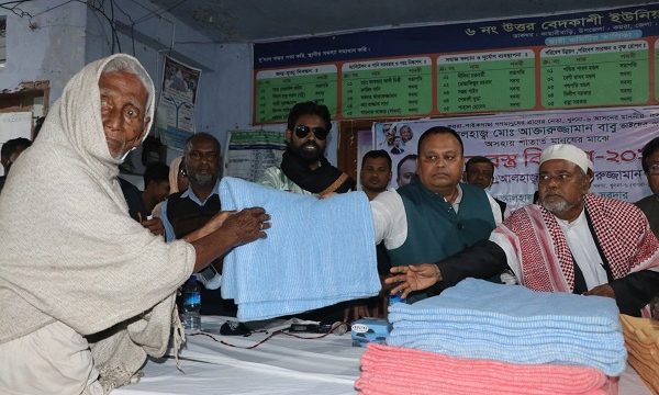 শীতার্থ মানুষকে একটি কম্বল দিতে পারা অনেক আনন্দের ব্যাপার : এমপি বাবু