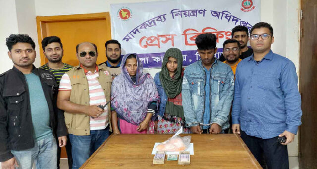 কাউখালীতে সাড়ে ৮ হাজার ইয়াবা ও ২ লক্ষ টাকাসহ মা-মেয়ে এবং ছেলে গ্রেফতার