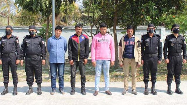 খুলনাঞ্চলে ডিবি পরিচয়ে ছিনতাইকারী চক্র সক্রিয়, গ্রেপ্তার ৫