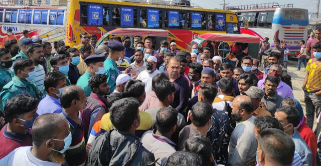 খুলনায় বাস মালিক-শ্রমিকদের সড়ক অবরোধ