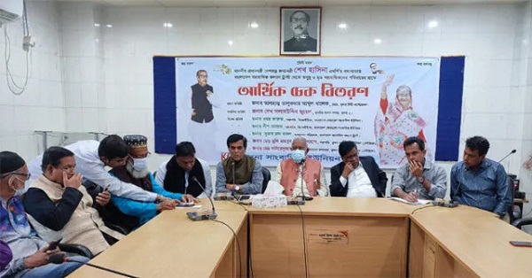 খুলনায় সাংবাদিক কল্যাণ ট্রাস্টের চেক বিতরণ