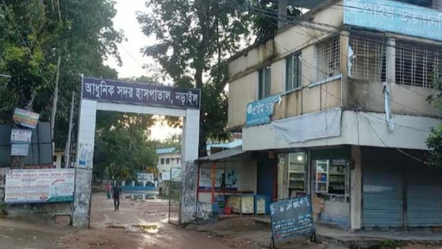 নড়াইলে ইটভাঙা মেশিন উল্টে চালক নিহত