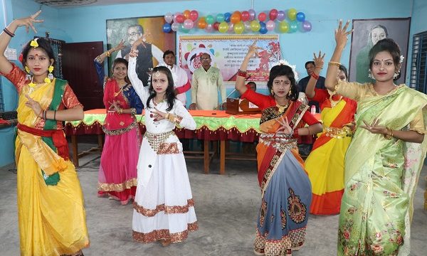 সুরে, নৃত্যে ছন্দে বাসন্তী রং পোশাকে কয়রায় প্রথম বসন্তবরণ উদযাপন