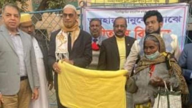 খুলনাস্থ সাতক্ষীরা সমিতির উদ্যোগে শীতবস্ত্র বিতরণ