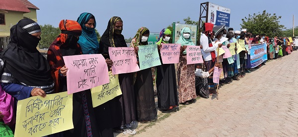 কয়রায় লবণ পানি অপসারনের দাবীতে মানববন্ধন