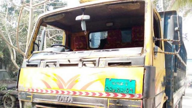 যশোরে ট্রাকের ধাক্কায় শ্রমিক নিহত, আহত ১৩