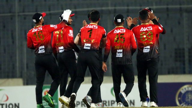 শ্বাসরুদ্ধ ফাইনালে বরিশালকে হারিয়ে হ্যাট্রিক চ্যাম্পিয়ন কুমিল্লা